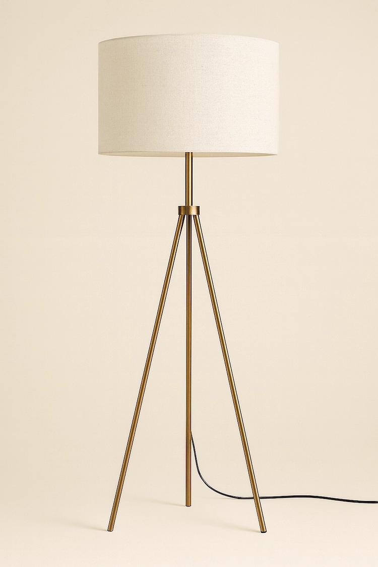 торшер трипод с основанием из натуральной латуни и светлым абажуром