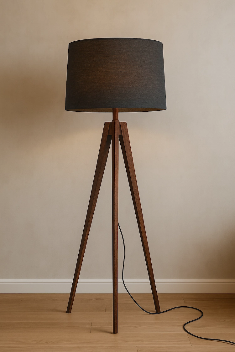 торшер трипод с основанием из натурального дерева и темным абажуром