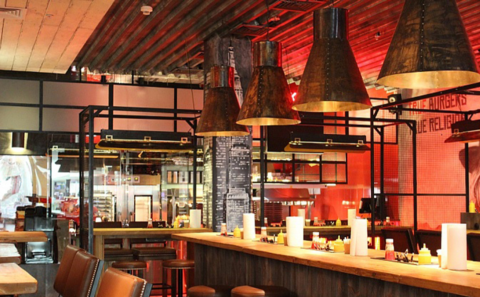 брутальные светильники из состаренной латуни для бара Мясорубка СПб в стиле лофт