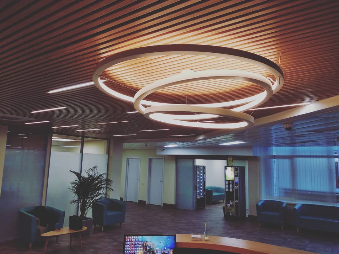 люстра из рингов для ресепшена в пансионате Курортный