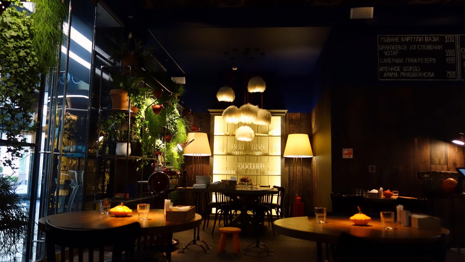 дизайнерские торшеры из латуни для ресторана Mamatuta