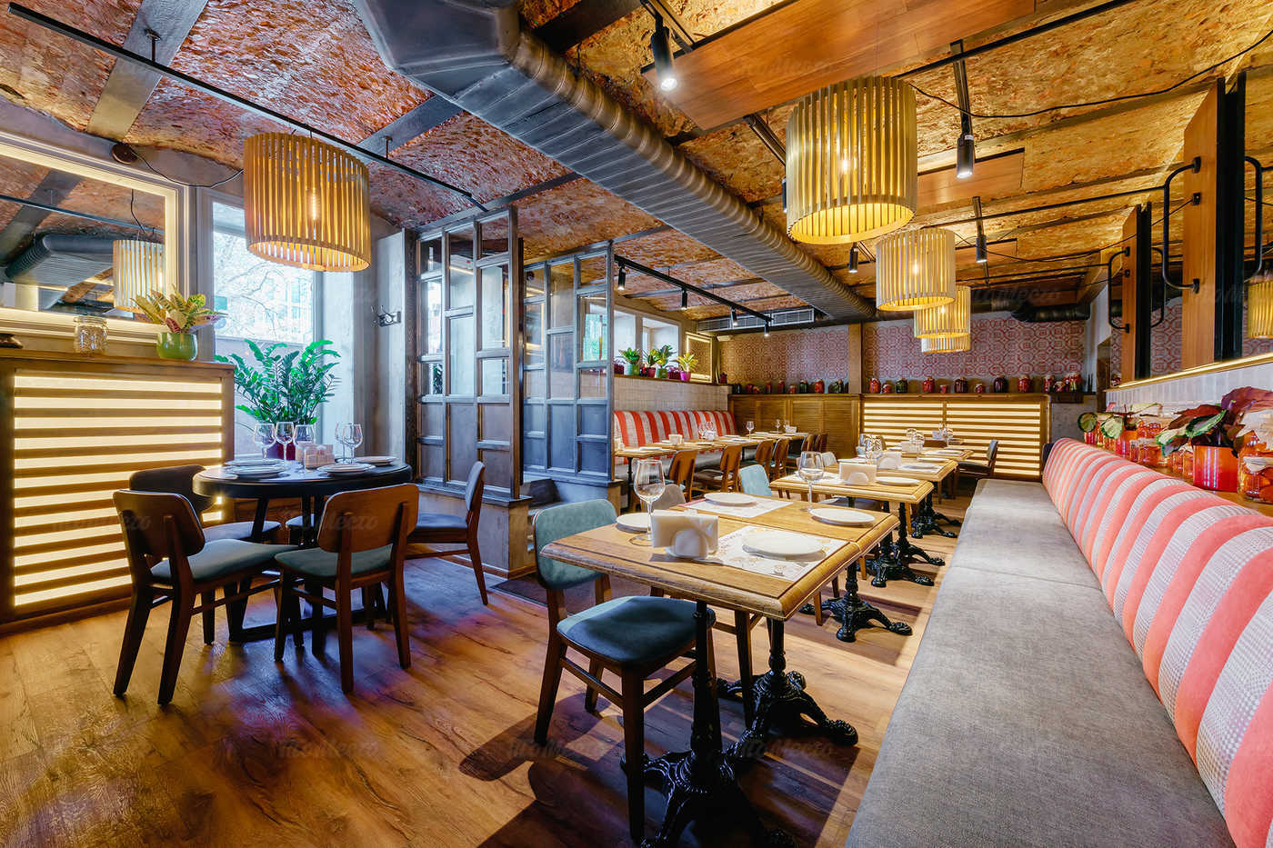 люстры в ресторане грузинской кухни