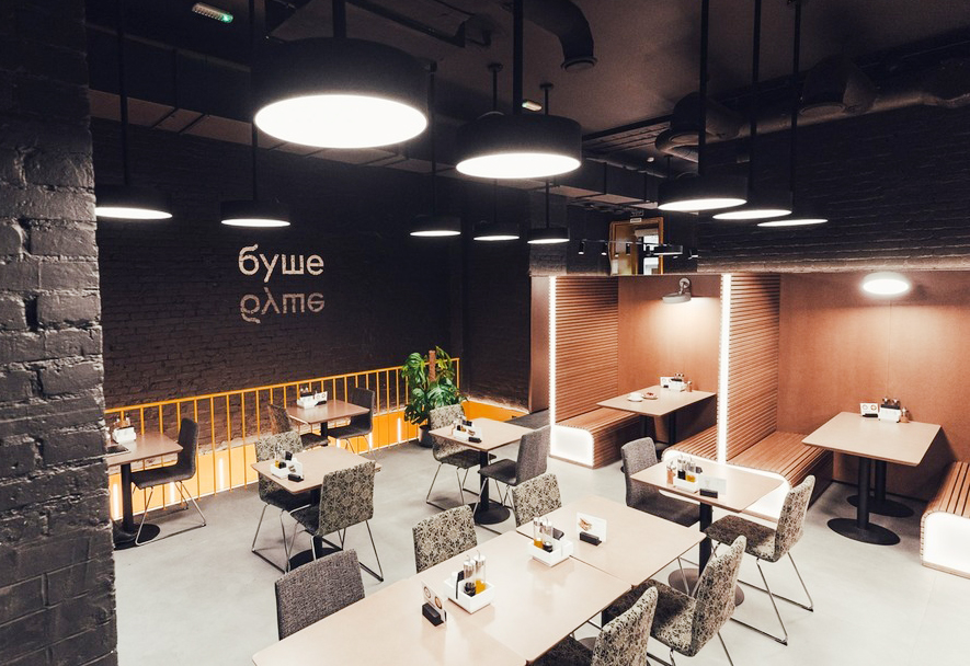 светильники с поворотным механизмом в ресторане Буше