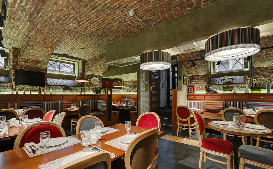 дизайнерские трековые светильники и люстры для грузинского ресторана