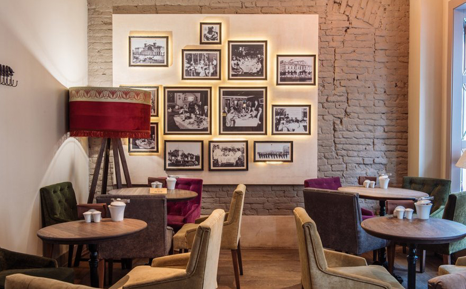 винтажный абажур в кафе и мягкая подсветка картин на стене