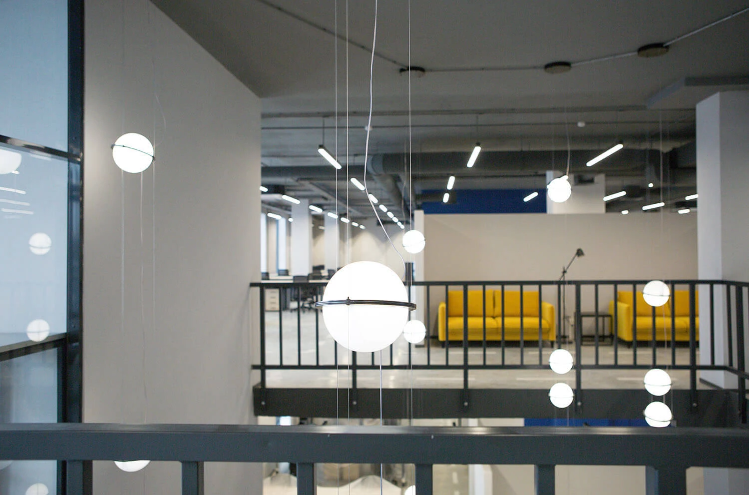 светодиодные светильники шары на подвесах в офисе компании Ahlers