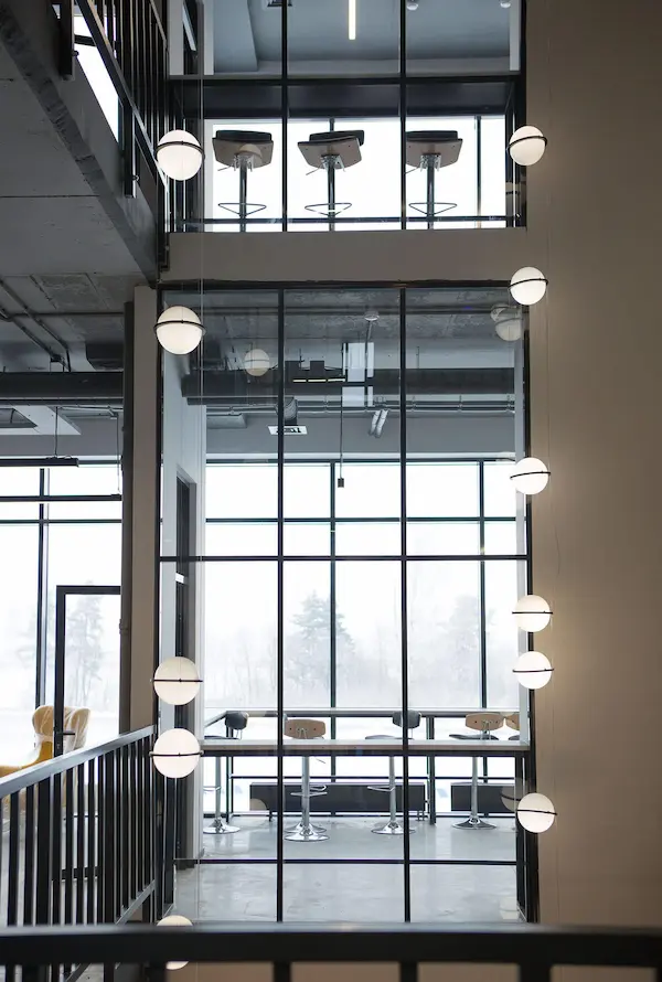 светильники шары на подвесах в интерьере офиса Ahlers