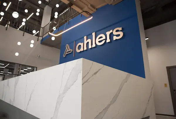 зона ресепшена логистической компании со светодиодными дизайнерскими лампами на заднем фоне