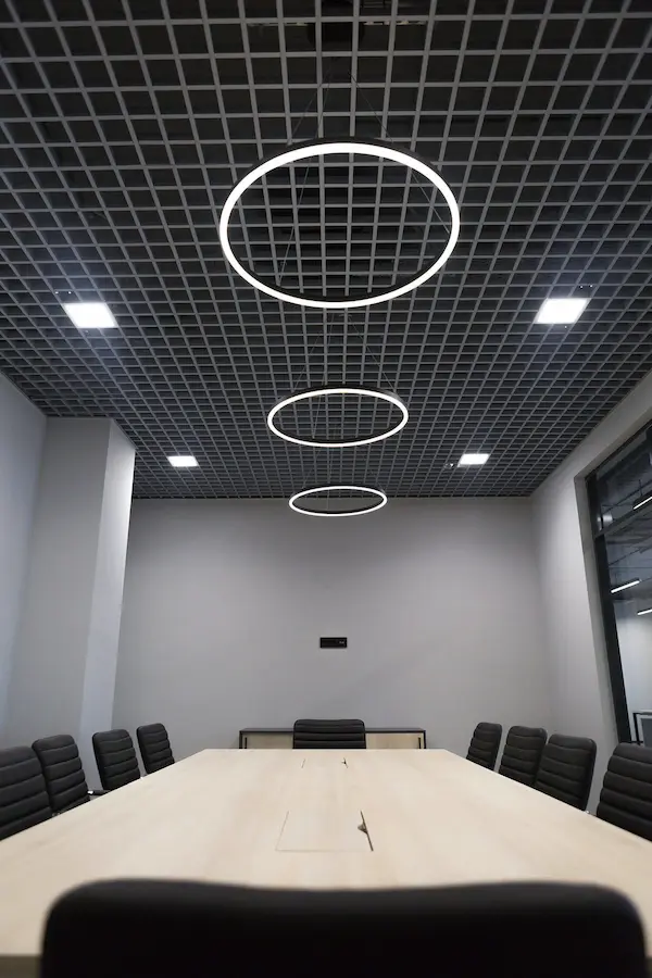 большие круглые люстры ринги в переговорной комнате логистической компании