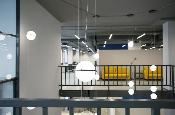 люстра с шарами сделанная на заказ в интерьере офиса логистической компании Ahlers