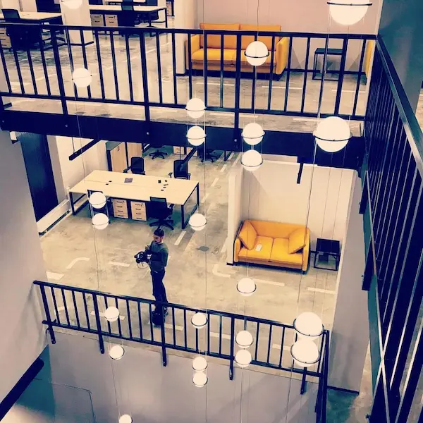 дизайнерские светодиодные светильники шары на разных этажах офиса