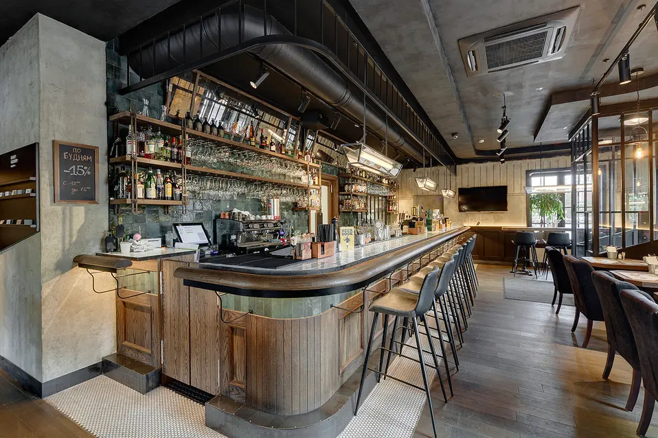 освещение барной стойки в ресторане светильниками в стиле лофт