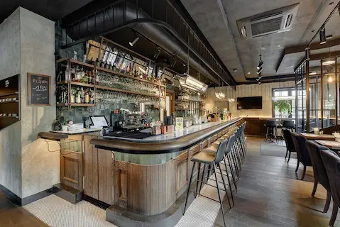 освещение барной стойки в стиле лофт со светильниками ручной работы