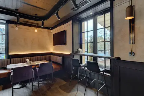 дизайнерские светильники из металла и дерева в ресторане Birch в Санкт-Петербурге