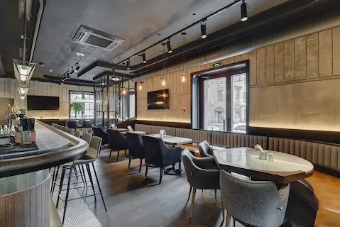 черные трековые светильники из металла в стиле лофт со светорассеивателем на шинопроводе установленные в одну линию