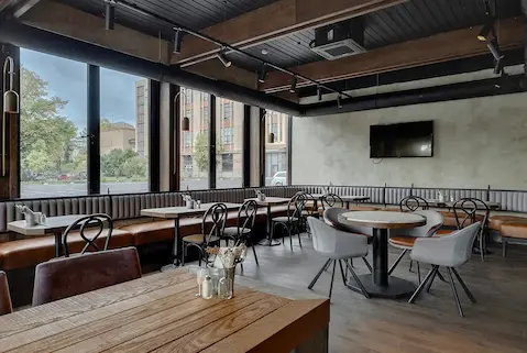 интерьере ресторана Ardenne со светильниками и светодиодной подсветкой интерьера