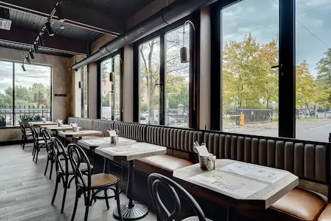 светильники лофт в зале ресторана Ardenn на фоне окон с видом на улицу