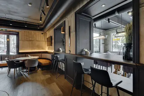 дизайнерская люстра из состаренной латуни в интерьере ресторана Ardenne