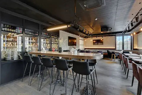 люстра из металла ручной работы в стиле лофт в ресторане Ardenne