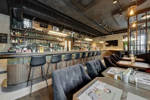 лофт светильники у барной стойки в интерьере ресторана