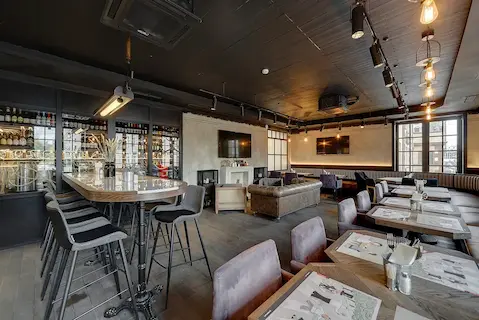 дизайнерские светильники из металла и дерева в ресторане Birch в Санкт-Петербурге