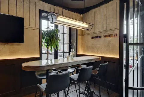 дизайнерские светильники из металла и дерева в ресторане Birch в Санкт-Петербурге