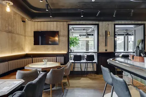 дизайнерские светильники из металла и дерева в ресторане Birch в Санкт-Петербурге