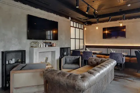 дизайнерские светильники из металла и дерева в ресторане Birch в Санкт-Петербурге