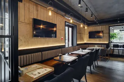 черные трековые светильникик в интерьере ресторана Ardenne