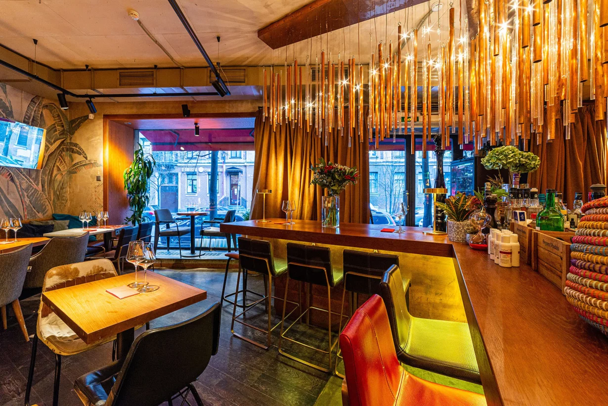 необычная медная люстра из трубочек и стекла над баром Ателье Tapas Bar