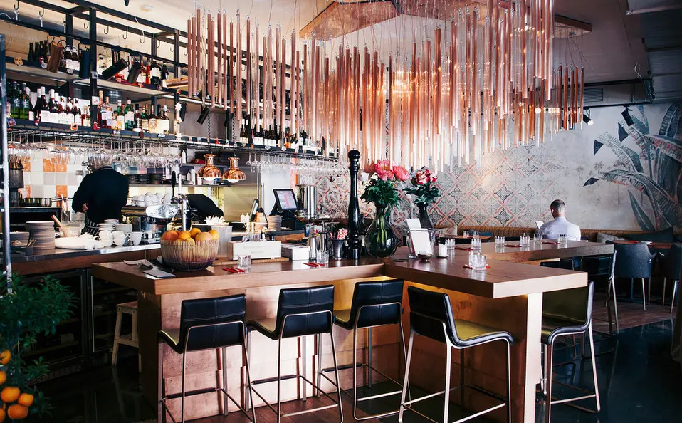 дизайнерская люстра из меди в баре Ателье Tapas Bar в Петербурге