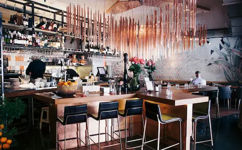 самая крутая люстра из меди в ресторане петербруга Ателье Tapas bar