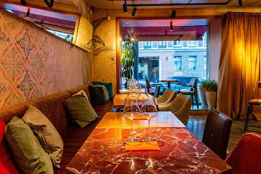 интерьер современного дизайнерского бара с подсветкой в СПб