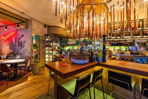 большая медная люстра со множеством трубок в дизайнерском баре Петербурга