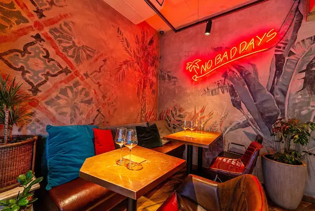 интерьера бара с хорошей подсветкой и дизайнерским орнаментом на стенах