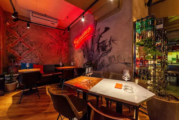 бар в Петербурге с красивой подсветкой интерьера и рисунком на стенах