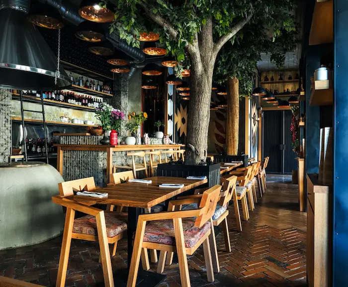 светильники с медными плафонами в ресторане Чеми