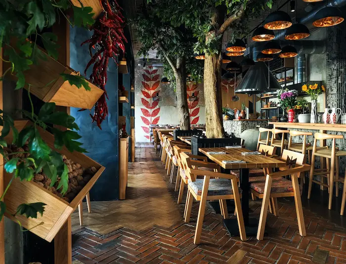 дизайнерские подвесные светильники из меди в интерьере грузинского ресторана