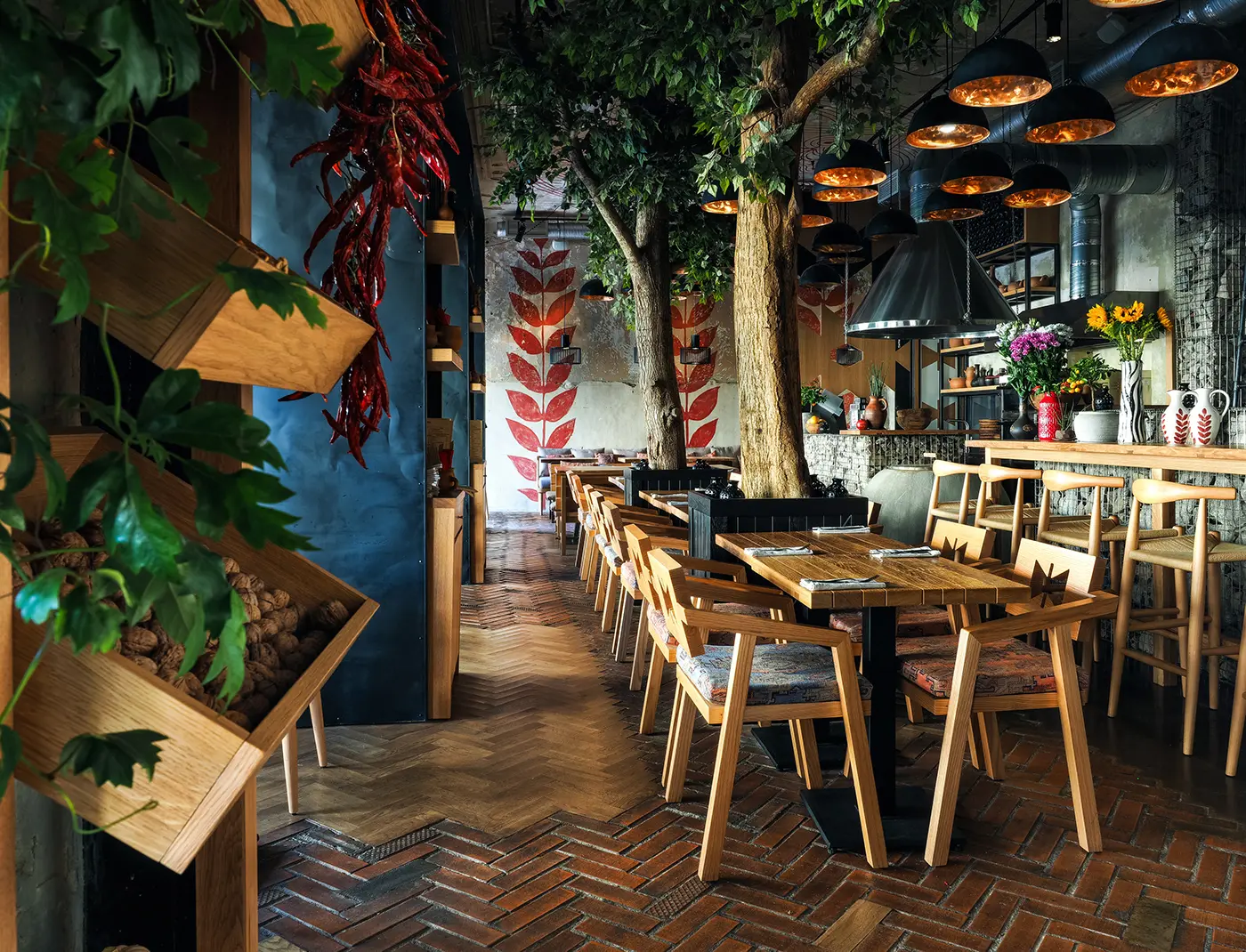 подвесные медные светильники ручной работы в современном интерьере ресторана грузинской кухни