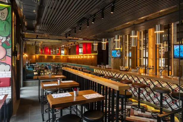 полированные стальные светильники над барной стойкой в интерьере ресторана Frank на Московском проспекте