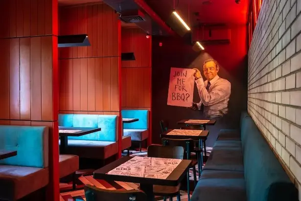 ресторанные подвесные светильники в виде продольного профиля с крышилками для столиков с зонированной подсветкой