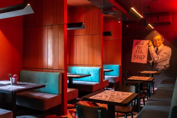 подвесные линейные светильники с крылишками из алюминия над столиками в ресторане Frank