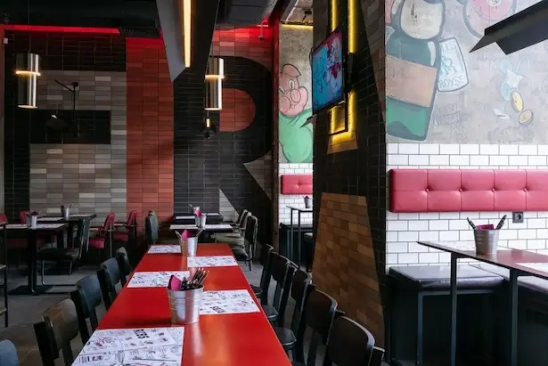 люстры из нержавеющей стали циллиндрической формы и подсветка стен в ресторане Frank в СПб на Московском проспекте