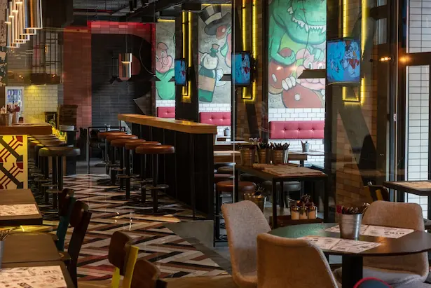 светодиодная подсветка стен с мониторами в дизайнерском интерьере ресторана Frank