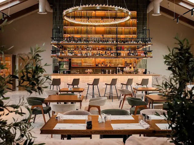 интерьер ресторана Geldt с большой круглой люстрой на фоне бара