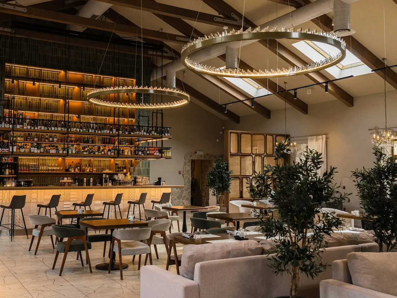 красивые большие круглые люстры ринги на подвесах в интерьере ресторана