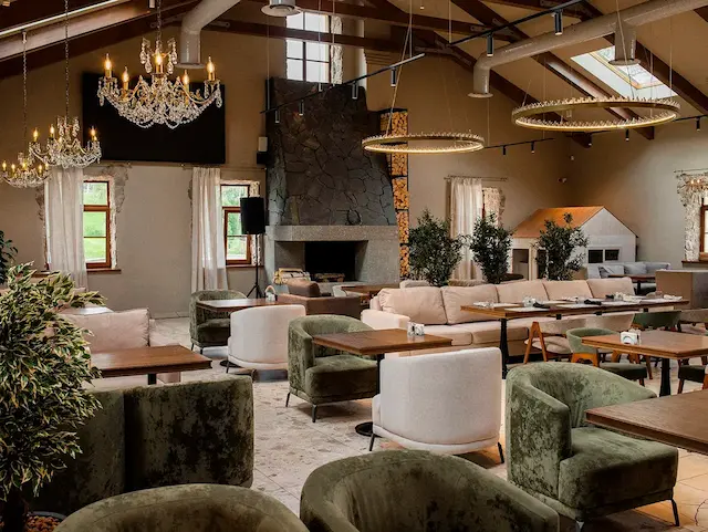 большие светильники ринги с хрусталем в интерьере