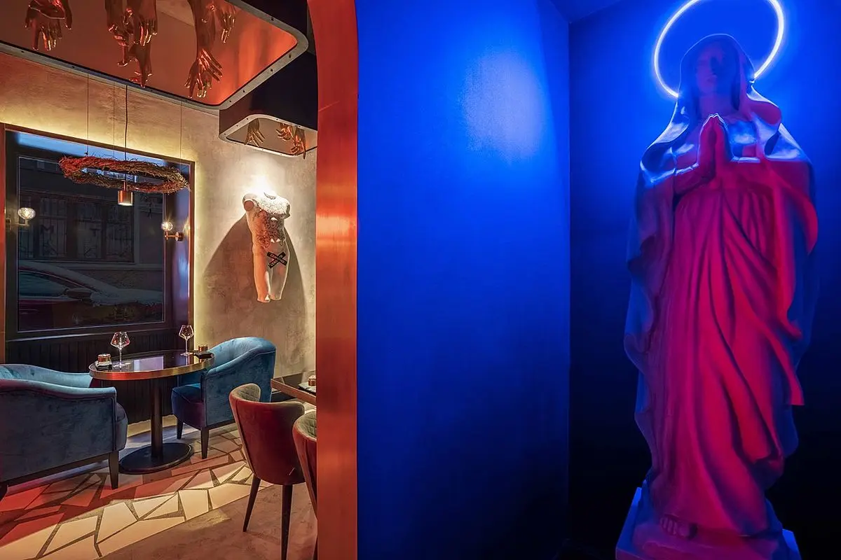 необычные золотые светильники в виде рук в очень красивом интерьере ресторана Gods