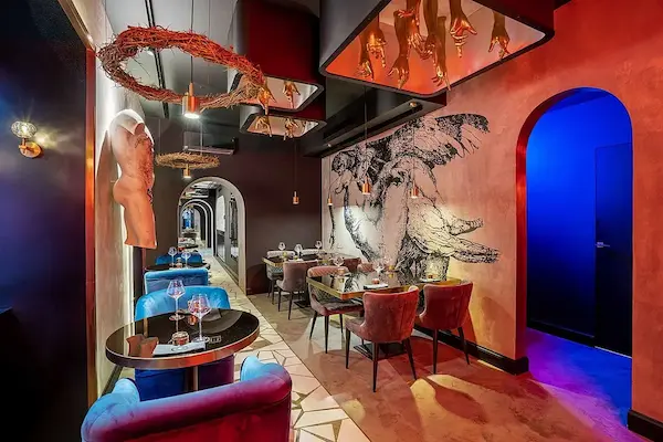 дизайнерские светильники с тянущимися золотыми руками в интерьере ресторана Gods