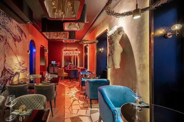 светодиодные люстры в виде золотых рук в интерьере дизайнерского ресторана Gods